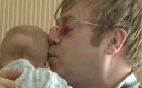 Elton John futárral hozatja az anyatejet