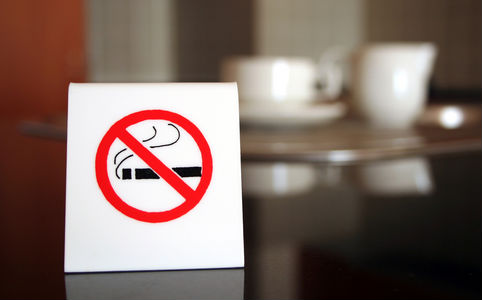 Tilos a dohányzás januártól a munkahelyeken, a vendéglátóhelyeken és a vasúton