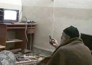 videofelvételről rögzített kép Oszama bin LADEN-ről amint a Pentagon állítása szerint saját magát nézi televízión videoüzenet mondása közben.