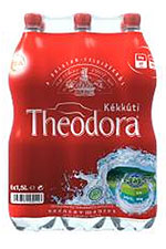 Kívül-belül karakteres: pirosba öltözött a szénsavmentes Theodora 