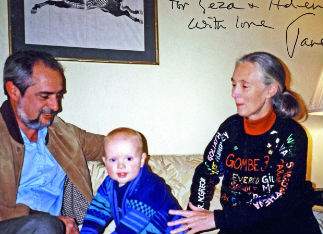 Adrián édesapjával és Jane Goodallal