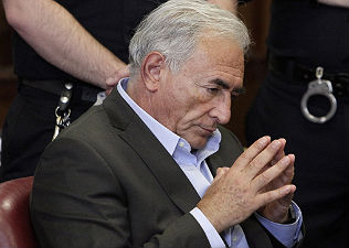 Strauss-Kahnnak unalmas a házi őrizet