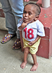 Új rekord: nincs hatvan centi a világ legkisebb embere