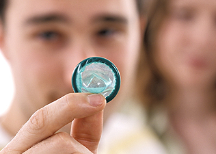 Jön az erekciót elősegítő gumióvszer