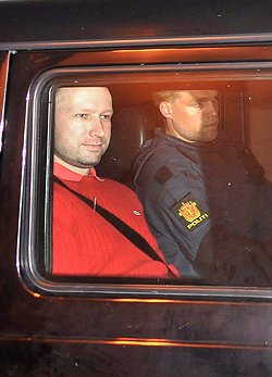 A július 22-i norvégiai terrortámadások elkövetésével gyanúsított Anders BEHRING BREIVIK rendőrautóban ülve távozik egy oslói bíróságról, miután egy vizsgálóbíró kihallgatta, majd elrendelte maximális