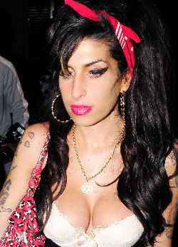 Máris nyerészkednek Winehouse halálán?