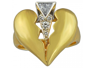 Meghasadt aranyszív, amibe gyémánt villám csap... brrr... Forrás: thegloss.com