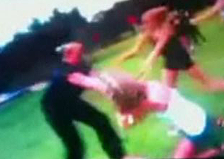 A verekedést felvették videóra, itt épp az anyuka támad a lányra.