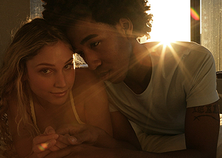 A bőr illata, ami kissé más, mint egy fehér pasié.