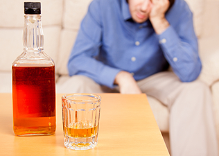 Az egyedül élők életére a legveszélyesebb az alkohol