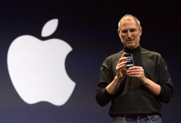 Steve Jobs és a jól ismert alma
