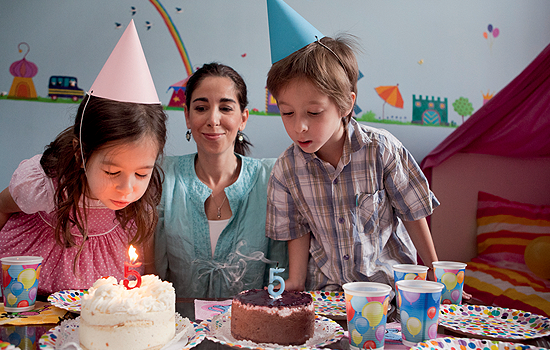 Gitta ikergyerekei, Maja és Brúnó a születésnapi tortájukon fújják el a gyertyát, aztán gyorsan ledobják az ünneplőruhát
