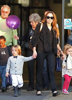 Jolie az ikrekkel, és Zaharával, háttérben Pitt szülei (fotó:people.com)