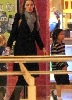 Rövidnadrágban cidrizik Brad Pitt fia Budapesten Rövidnadrágban cidrizik Brad Pitt fia Budapesten