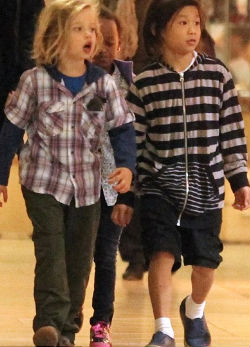 Rövidnadrágban cidrizik Brad Pitt fia Budapesten Rövidnadrágban cidrizik Brad Pitt fia Budapesten