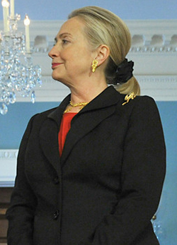 Hillary Clinton húsz évvel ezelőtti divatot követ 