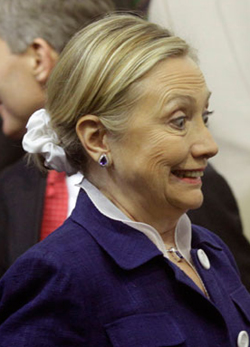 Hillary Clinton húsz évvel ezelőtti divatot követ 