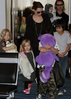 Brad Pitt gyerekei hisztiztek a repülőtéren - fotó