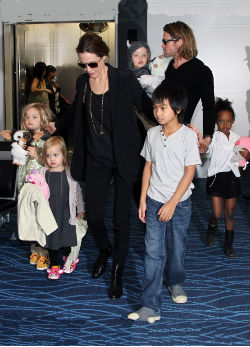 Brad Pitt gyerekei hisztiztek a repülőtéren - fotó