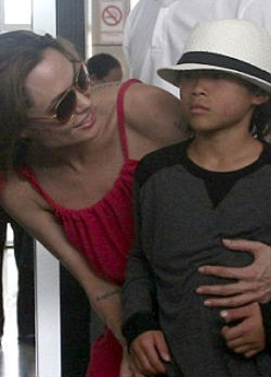 Zokogott, Angelina Jolie lekeseredett fia - fotó