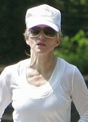 Tipikus futóarc és pulykanyak: Madonna