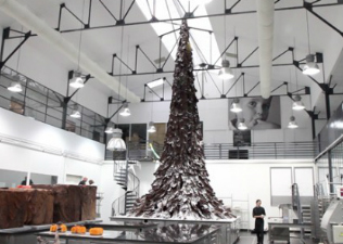 800 ezer tábla csoki egy karácsonyfában