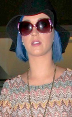 Kék, pink vagy szőke a haja. Lenövését kalappal takarja el