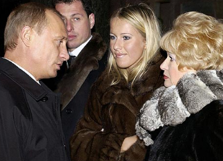 Ksenia édesanyjával és Putyinnal