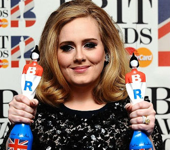 Eljegyzési gyűrű csillog Adele ujján
