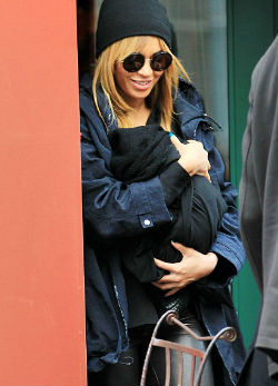 Beyonce először ment nyilvánosség elé a szülés óta! Fotó!