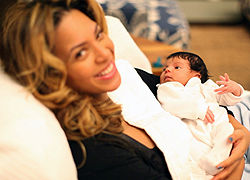 Nyilvánosan szoptatta kislányát Beyoncé