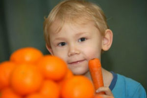 Narancsszínű a kisfiú bőre a répától