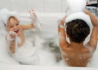 Együtt fürdés a gyerekkel: tabu vagy természetes?