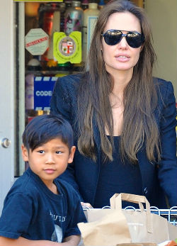Vér szerinti anyja visszaköveteli Angelina Jolietól a fiát