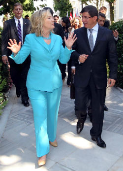Hillary Clinton a török külügyminiszterrel