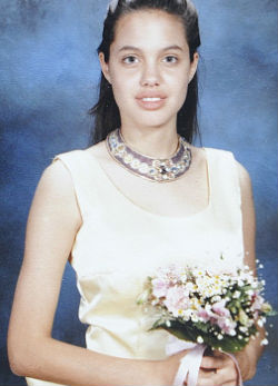 14 évesen esküvői ruhában