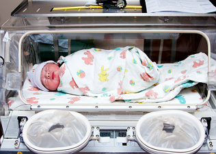 Inkubátor helyett babadobozba teszik a csecsemőket