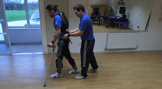 Bionikus ruha: újra jár a mozgásképtelen nő