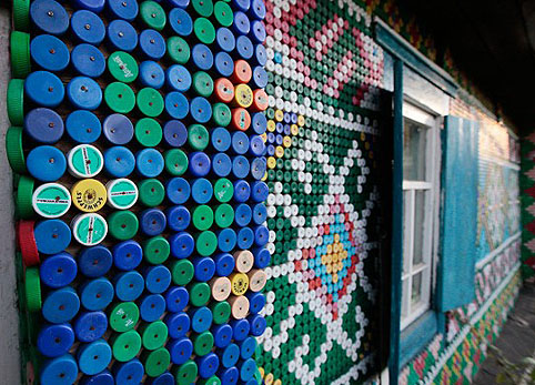 Egyesével rakta fel