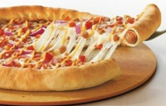 Itt a hot doggal töltött pizza!