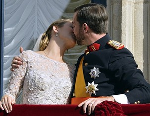 Így csókolta nejét a herceg