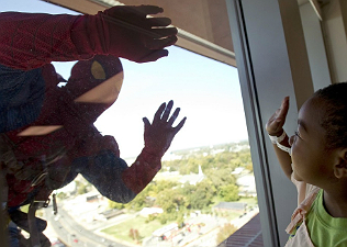 Pókember mosta a gyerekkórház ablakát