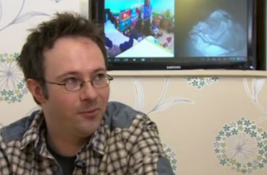 Rupert Plumridge mögött működésben a gyerekfigyelő monitor (forrás: BBC)