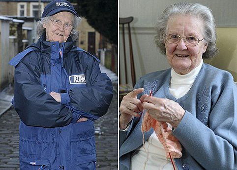 Amikor épp nincs szolgáltaban, szívesen kötöget