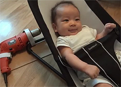 Imádja a baba a fúrógépes babafotelt - videó