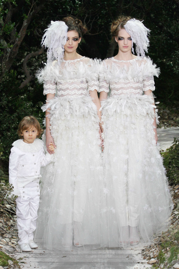 Lagerfeld két menyasszonnyal áll ki a melegek mellett