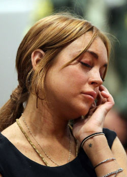 Így szundikált saját tárgyalás Lindsay Lohan - fotó