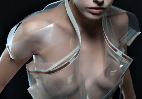 Testi izgalomtől lesz átlátszó a ruha