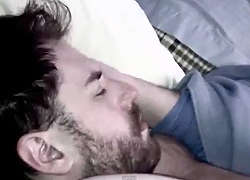 Reggelente pofonnal ébreszti a férjét - videó