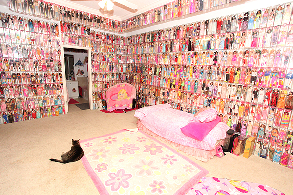 Több ezer Barbie babával él a 41 éves férfi